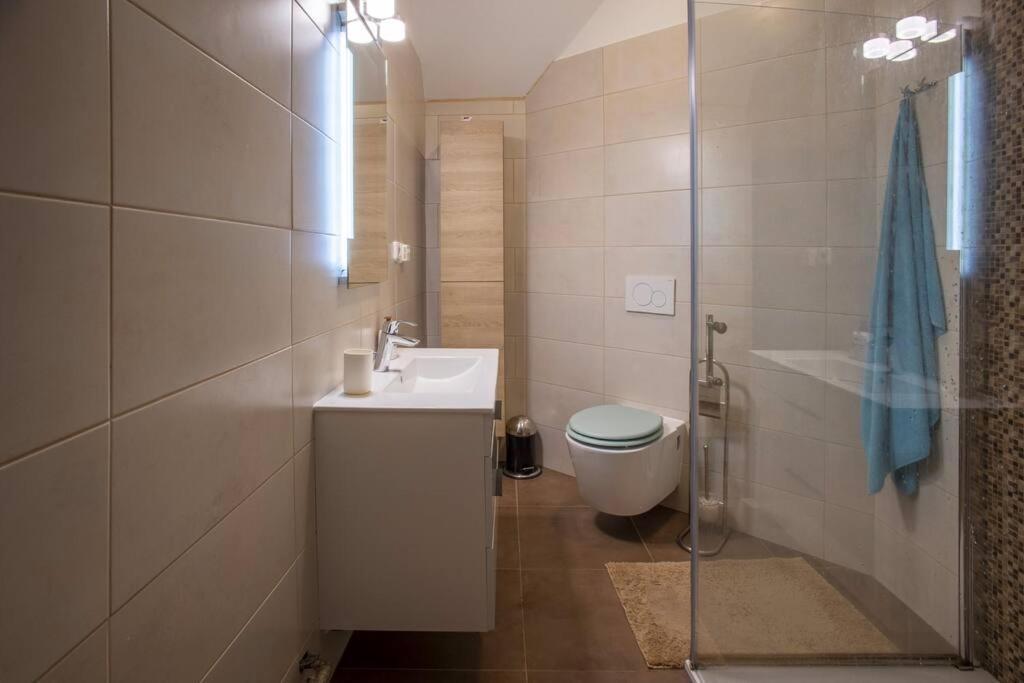 7 Bedroom Secluded Villa Close To Prague Říčany Kültér fotó