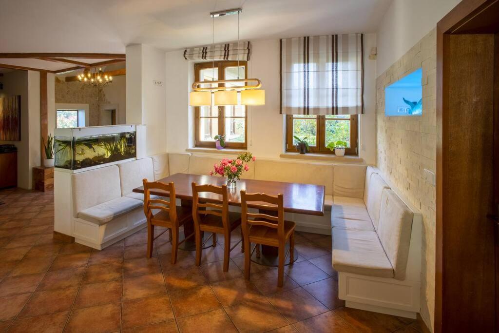 7 Bedroom Secluded Villa Close To Prague Říčany Kültér fotó